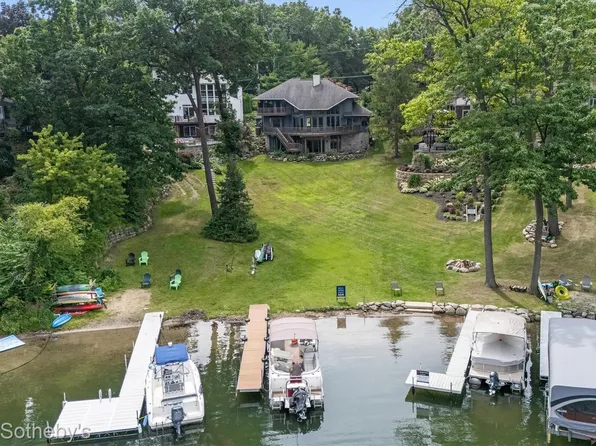 1745 Ridge Rd, White Lake, MI 48383