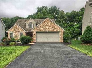 1879 Meadow Ridge Dr, Hummelstown, PA 17036