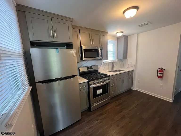 46 Roosevelt Ave — Photo 7