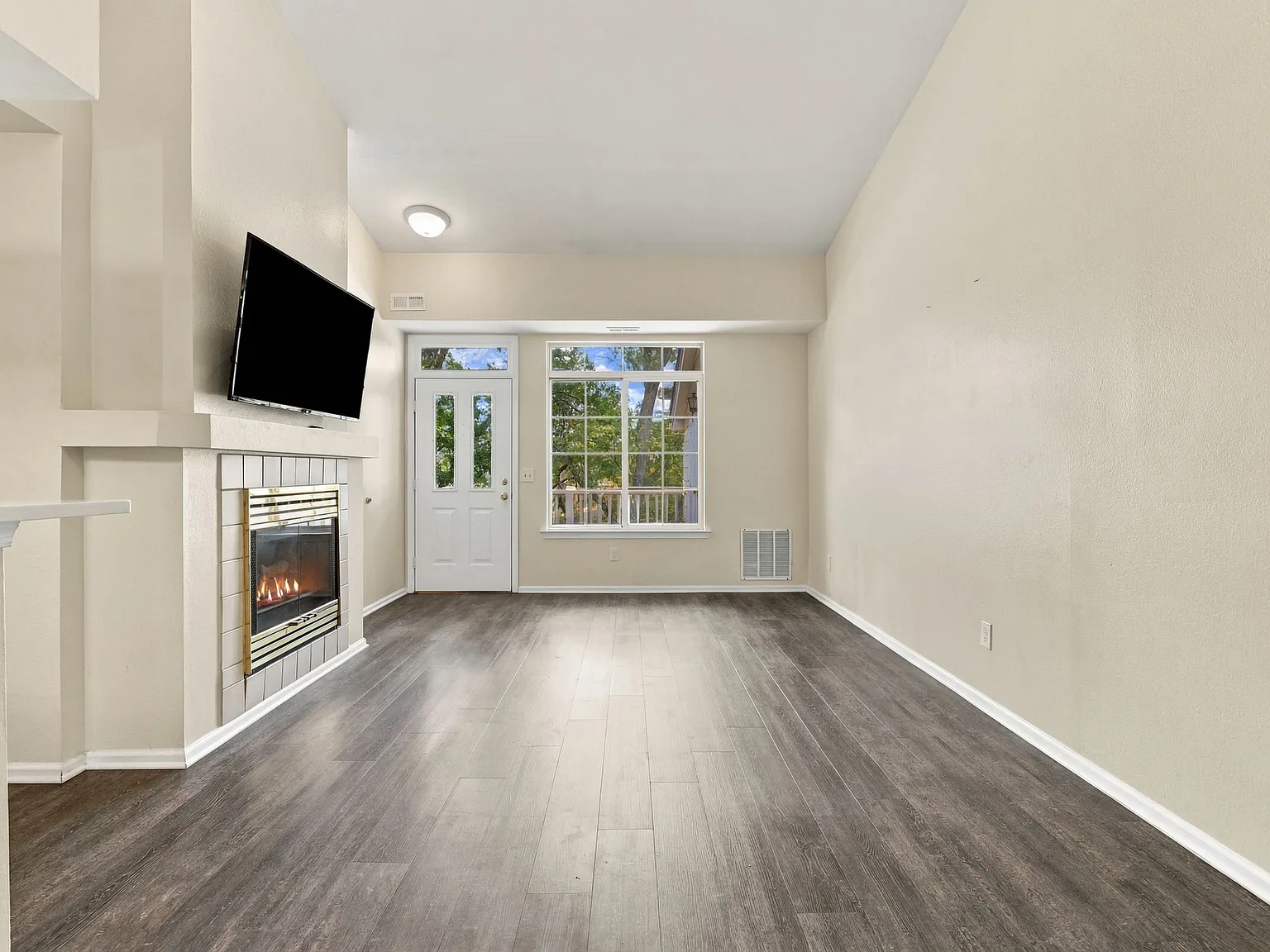 2 bed, 1063 sqft, $2,500 — Photo 3