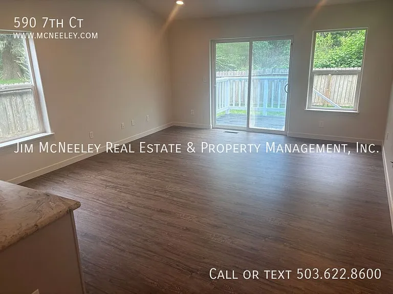 590 7th Ct — Photo 3