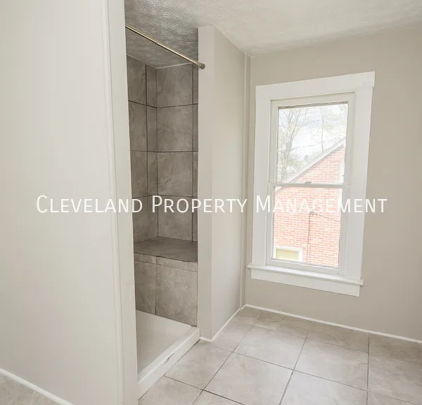 558 Grace Ave — Photo 28