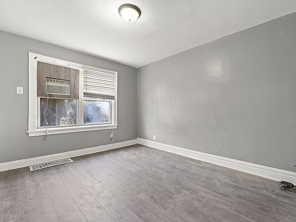 3rd image of 10215 S Bensley Ave