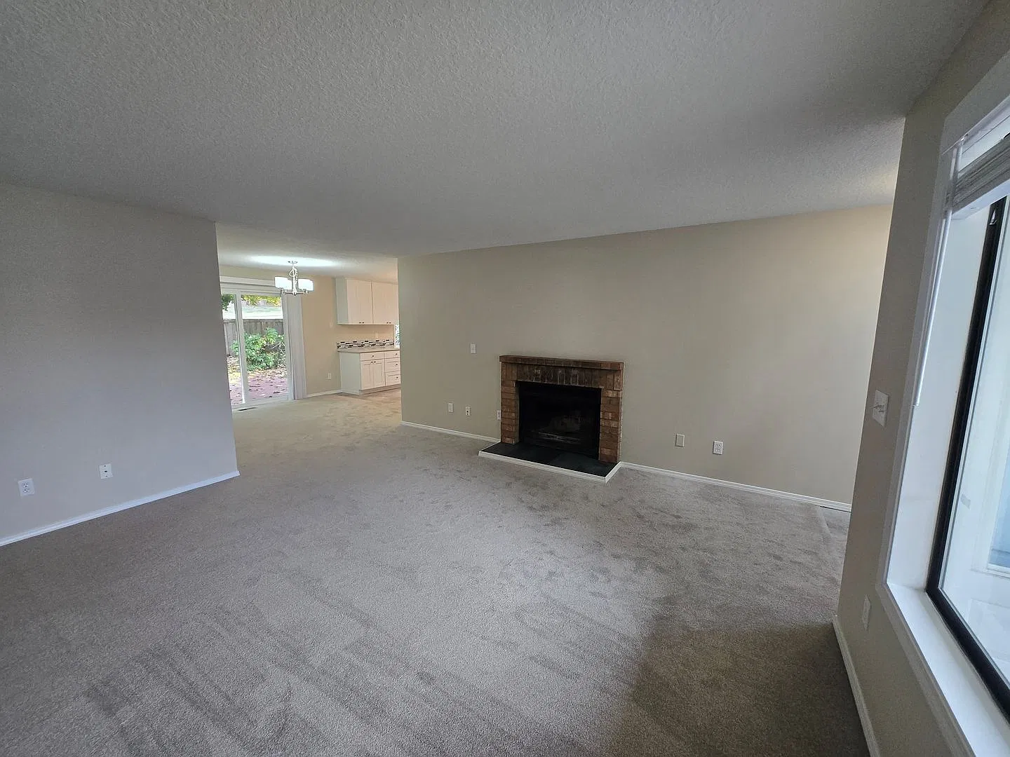 Beautifully Remodeled 3 BR, 2 BA — Photo 4