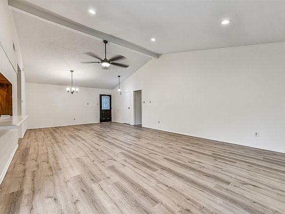 5th image of 508 E Castle Harbour Dr