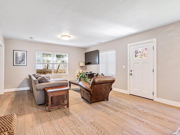 4th image of 109 Paul Wittke Dr #2