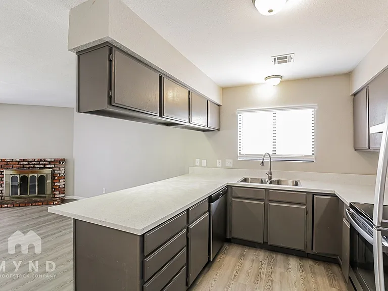 261 Queen Marie Ct — Photo 8