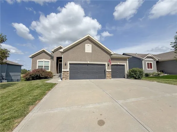 1029 NE Copperwood Dr, Lees Summit, MO 64086