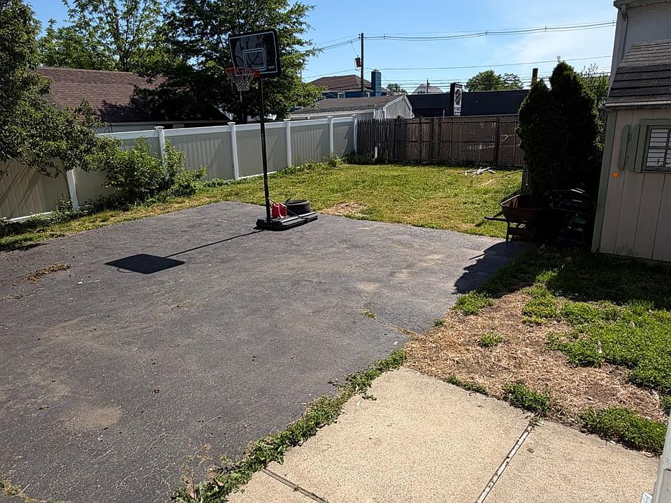 2nd image of 690 Carson Ave