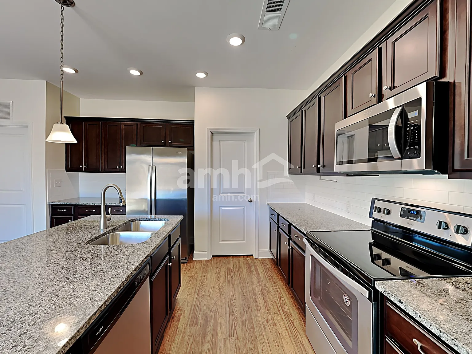3 bed, 2.5 bath, 1834 sqft, $2,335 — Photo 3