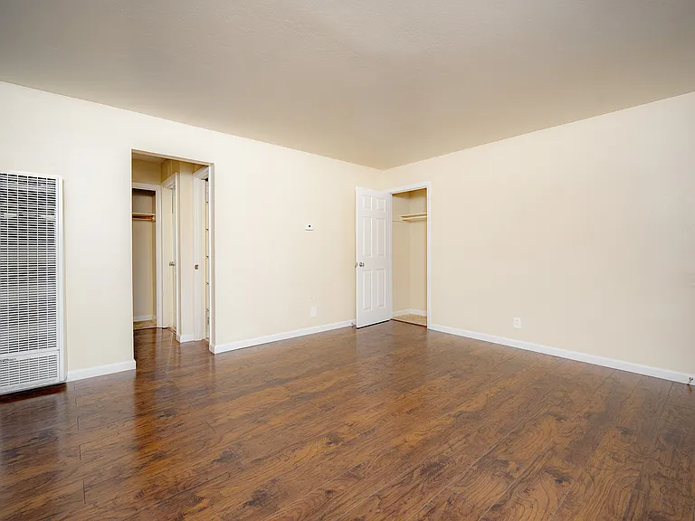 948 Ravenscourt #1 living2