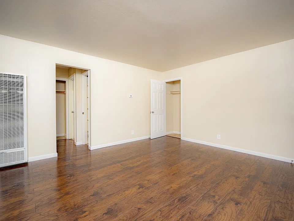 948 Ravenscourt #1 living2