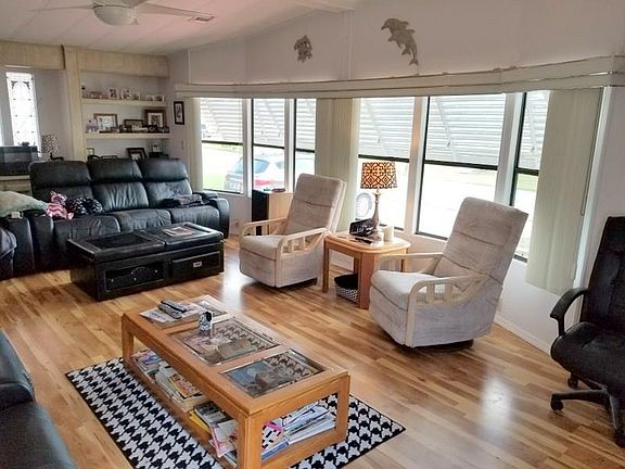 3rd image of 439 Papaya Cir