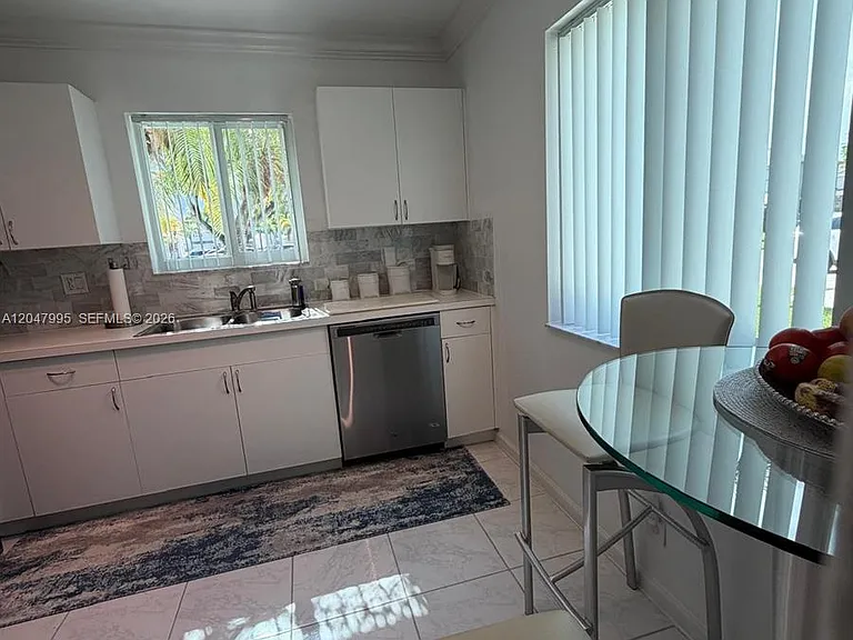 1428 SW 47th Ave — Photo 8