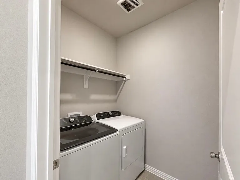205 Greenbriar Dr — Photo 3