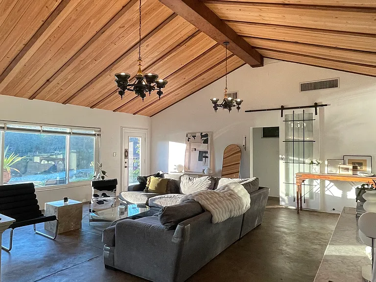 411 W Flora St — Photo 11