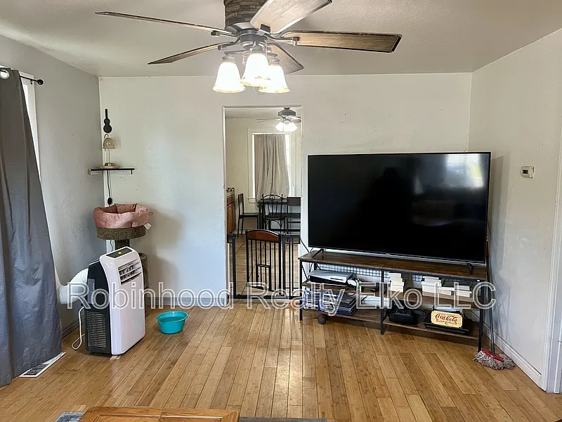 2 bed, 1.0 bath, 832 sqft, $1,585 — Photo 3