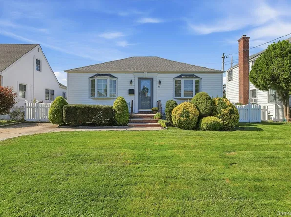 53 Greenway W, New Hyde Park, NY 11040