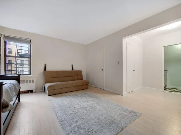 330 East 70th Street 4G image 2 of 6