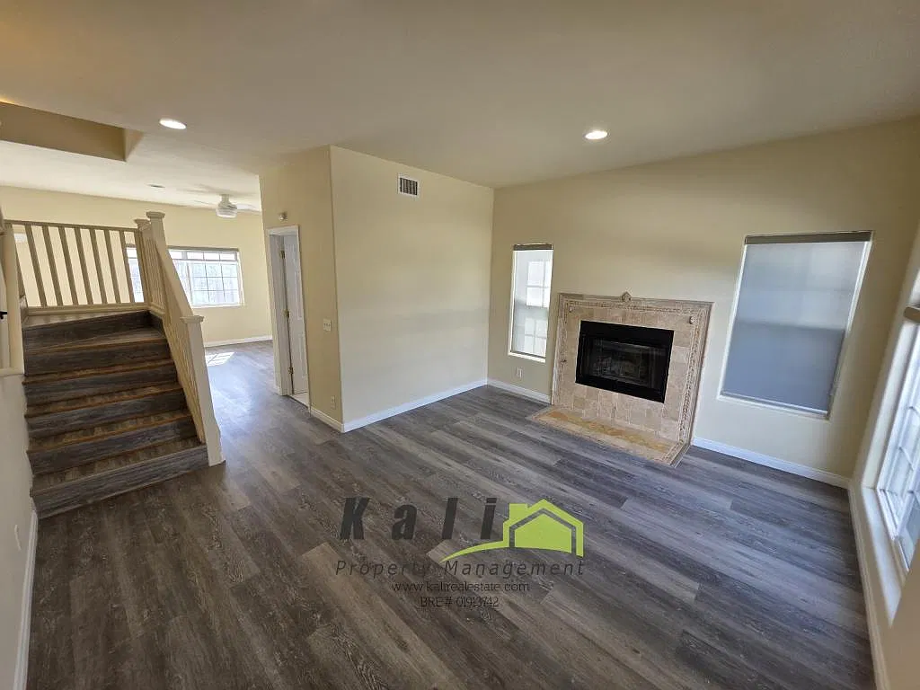 570 Emory St #A — Photo 3