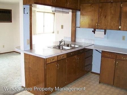 2nd image of 404 SE Highland Park Dr