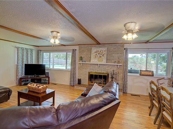 4th image of 2727 Bear Dr