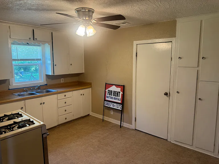 916 N Pine St — Photo 10