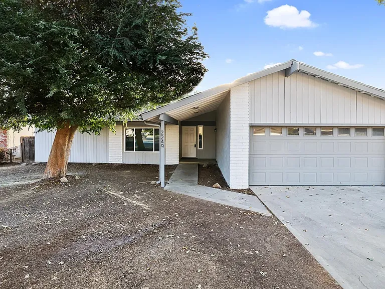 W Tulare Ave — Photo 1