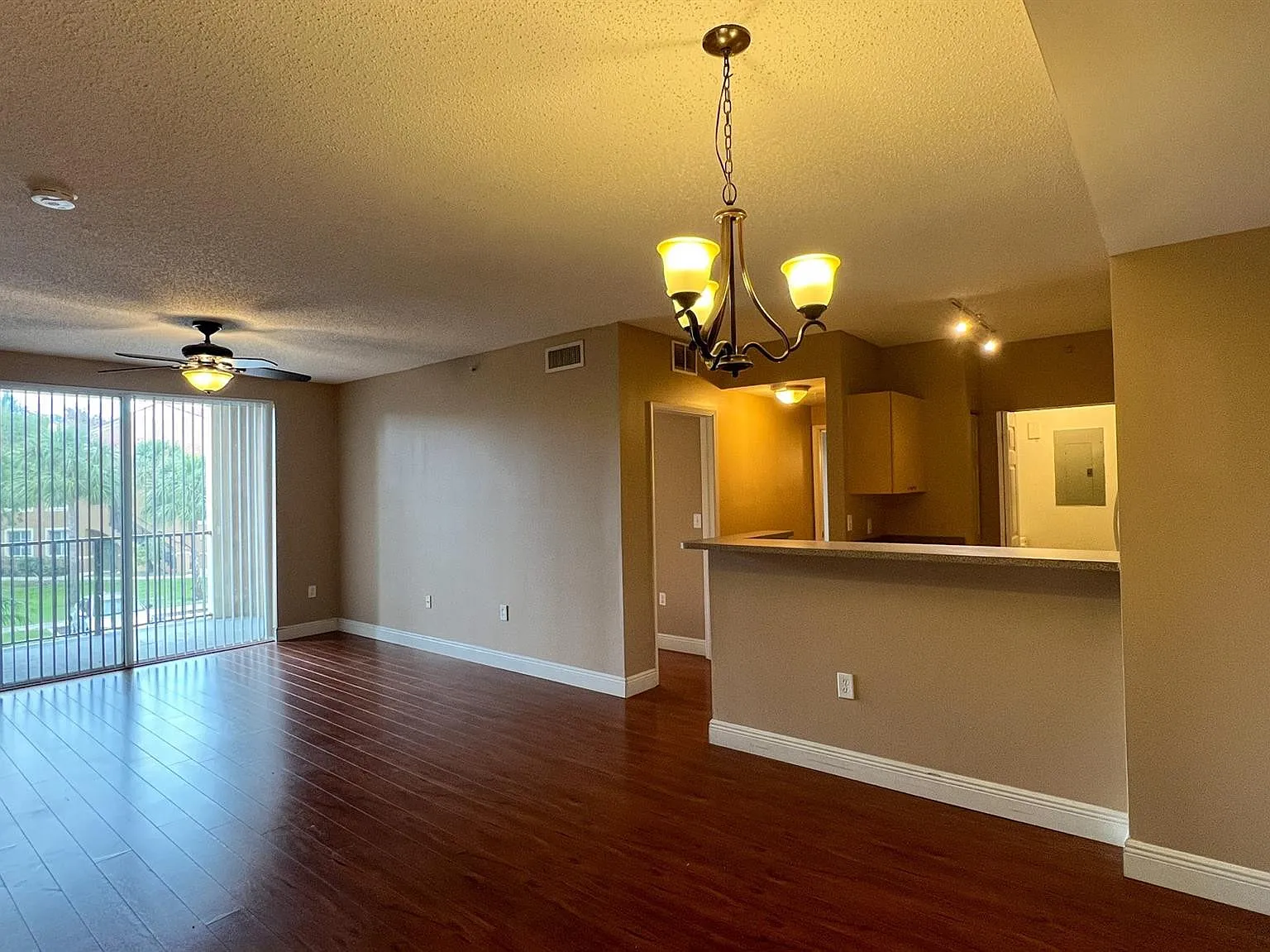 3 bed, 2.0 bath, 981 sqft, $2,500 — Photo 2