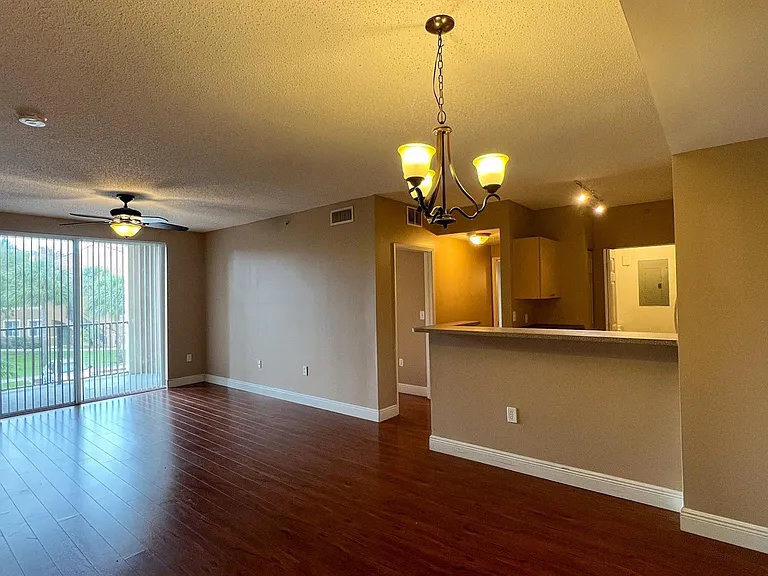 7950 N Nob Hill Rd #203 — Photo 2