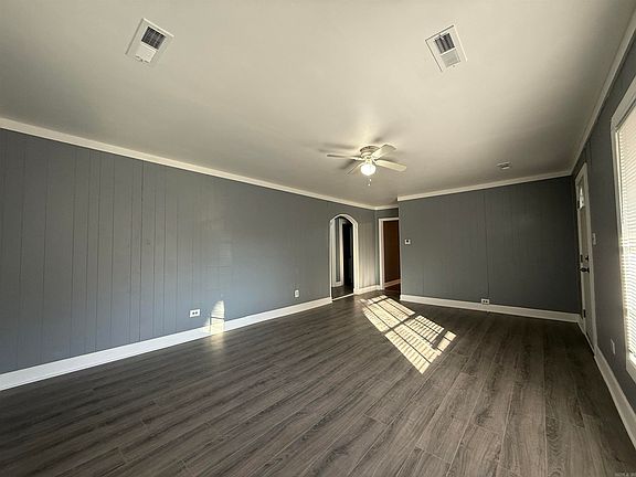 3rd image of 404 Elm St