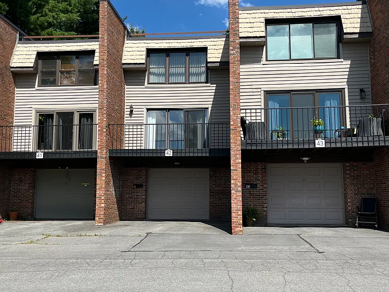 42 Chestnut Hls #42 — Photo 2