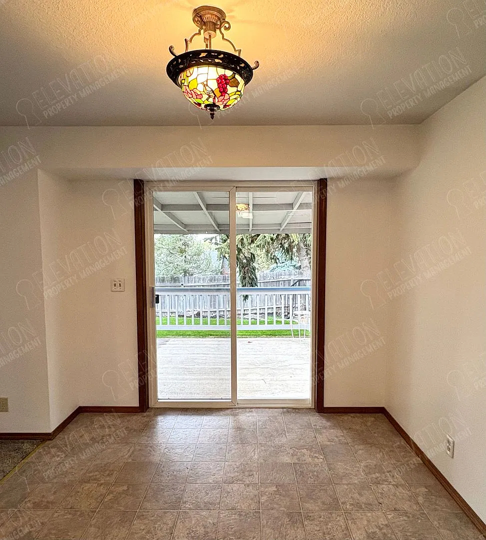 3 Bedroom Home with New Carpet & Great Backyard — Photo 4