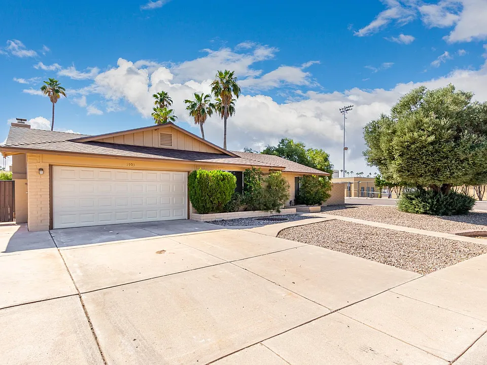 1903 E Balboa Dr