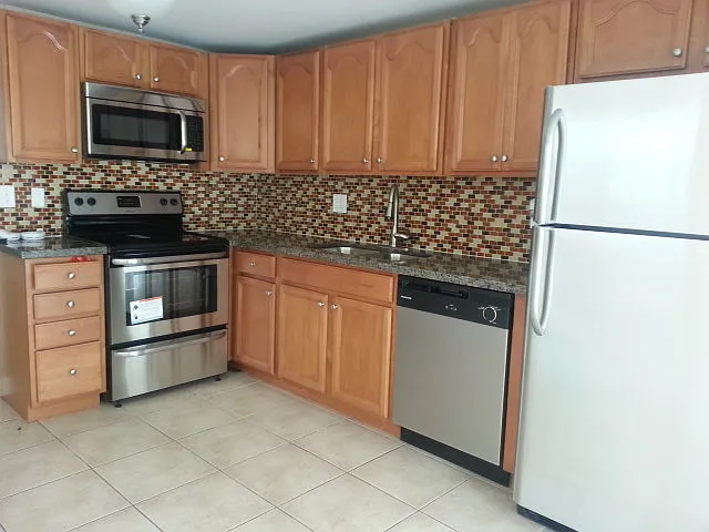 Great 2 Bedroom Udpated Unit! — Photo 2