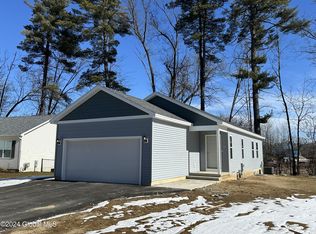 40 Overlook Dr, Glens Falls, NY 12801