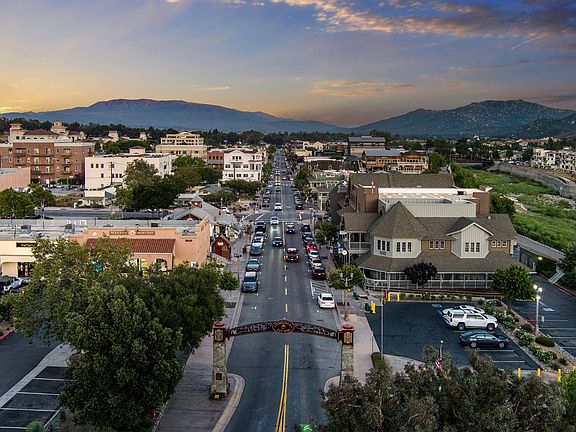 Shopping, dining and entertainment in nearby in Old Town Temecula