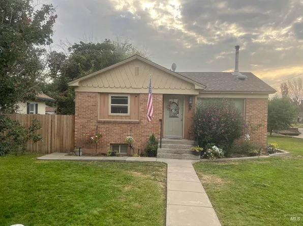 1203 Idaho St, Gooding, ID 83330