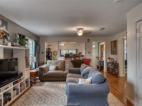 3rd image of 1317 Park St