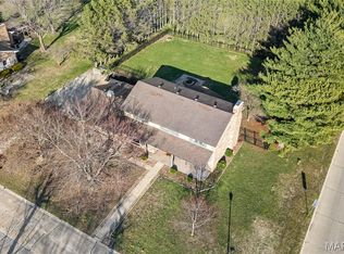 2 Lindenleaf Ln, Belleville, IL 62223