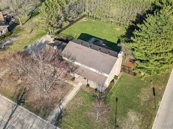 2 Lindenleaf Ln, Belleville, IL 62223