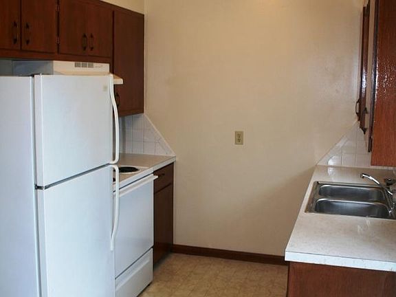 Kitchen with Full Size Appliances and Lots of Light