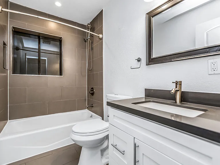 2385 Folsom — Photo 24