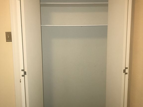 Slide door closet 