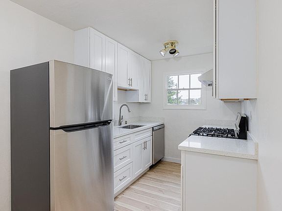 4th image of 162 Almonte Boulevard