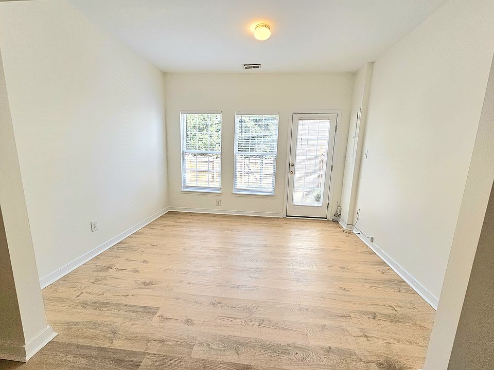 Spacious work/kids study area