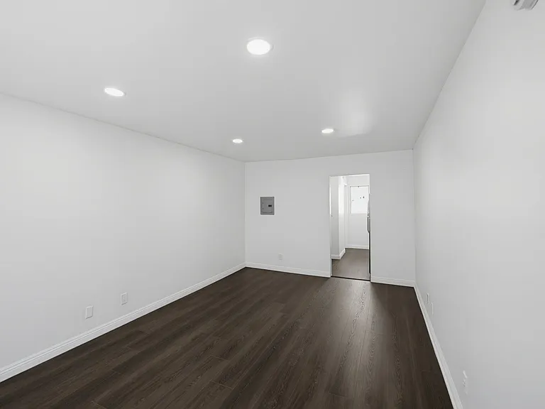 869 W 41st St #7 — Photo 9
