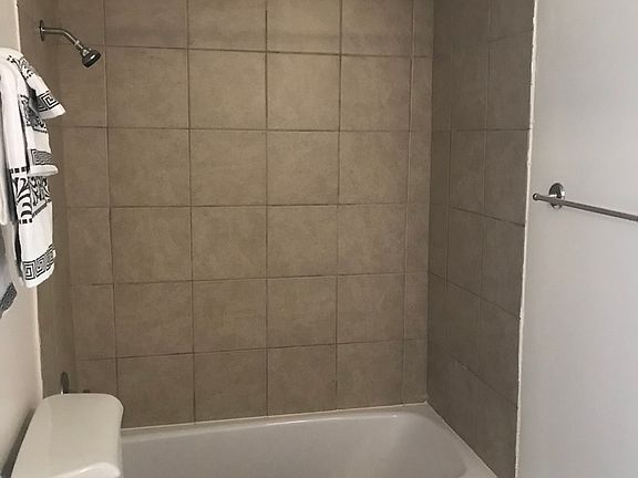 4th image of 19334 Oakwood Ave #19334