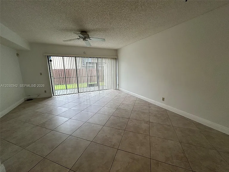 4401 SW 70th Ter — Photo 6