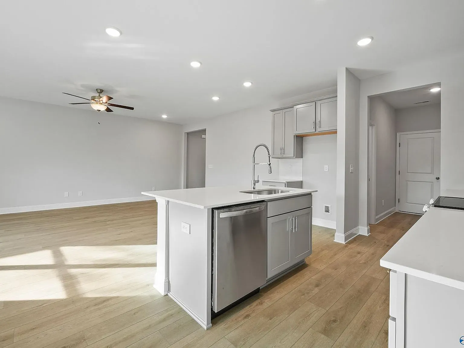 3 bed, 2.5 bath, 2198 sqft, $1,900 — Photo 4
